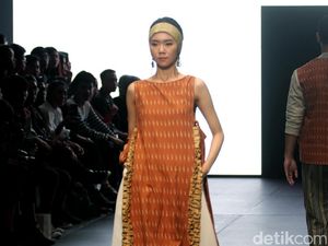 Foto: Koleksi IKAT Indonesia di Plaza Indonesia Fashion Week 2017