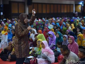 Risma Ajak Guru Ngaji Ajarkan Anak Peduli Kehidupan Sosial