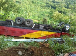 Truk Tronton Masuk Jurang di Bantul