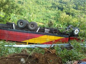 Truk Tronton Masuk Jurang di Bantul Truk Tronton Masuk Jurang di Bantul