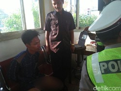 Pria Naik Motor Berkemeja dan Bercelana Dalam Dihentikan Polisi