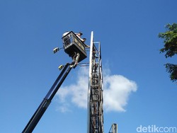 Naik Crane, Bupati Bantul Copot Reklame Raksasa yang Langgar Aturan