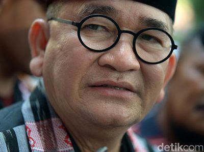 Kontroversi Ruhut Sitompul: Dukung Ahok hingga Berseragam PDIP