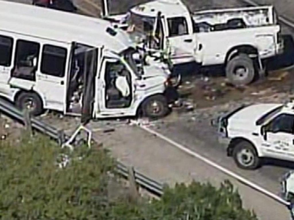 Kecelakaan Bus dan Truk di Texas Tewaskan 12 Orang Kecelakaan Bus dan Truk di Texas Tewaskan 12 Orang