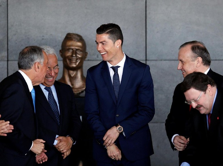 Patung Wajah Ronaldo di Bandara Madeira Jadi Olok-olokan Patung Wajah Ronaldo di Bandara Madeira Jadi Olok-olokan