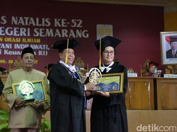 Sri Mulyani Berkaca-kaca Ingat Orang Tua Saat Terima Penghargaan