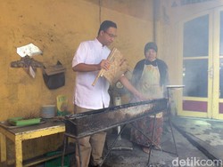 Gaya Anies Kipas Sate Saat Singgah di Tegal
