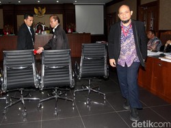 Novel Baswedan Disiram Air Keras Usai Salat Subuh di Masjid