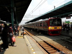 Selonjoran Hingga Mesum, Ulah Penumpang KRL Ini Jangan Ditiru!