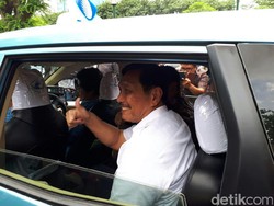 Duet Luhut dan Menhub Jajal Taksi Blue Bird Pakai Aplikasi Go-Jek