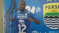 Carlton Cole diharapkan bisa jadi mesin gol Persib Bandung di Liga 1 musim lalu. Tapi, Cole gagal total dan malah mangkir di tengah musim. (Baban Ganda Purnama/detikSport)