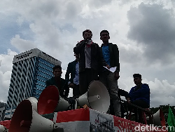Agustinus Pemanjat Tower Demo di DPR Bersama Mahasiswa