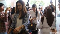 Adik Julia Perez Datangi Polres Jakarta Selatan