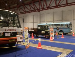 Bernostalgia dengan Deretan Bus Tua Nan Klasik