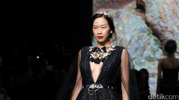 Foto: Koleksi Yosep Sinudarsono di Plaza Indonesia Fashion Week 2017