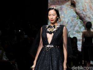 Foto: Koleksi Yosep Sinudarsono di Plaza Indonesia Fashion Week 2017