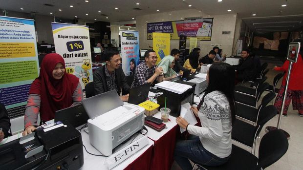 Petugas menjelaskan cara membuat pelaporan SPT Tahunan PPh Pajak Orang Pribadi dengan sistem online (E-Filing) kepada warga wajib pajak di Kantor Pelayanan Pajak Pratama (KPP) Madya Jakarta, Jakarta Pusat, Selasa (28/3). Direktorat Jenderal Pajak (Ditjen Pajak) terus meningkatkan layanan pada hari terakhir program pengampunan pajak atau tax amnesty, dengan tetap membuka layanan pada libur Hari Raya Nyepi termasuk melayani wajib pajak untuk melaporkan surat pemberitahuan tahunan (SPT) pajak. ANTARA FOTO/Reno Esnir/ama/17.