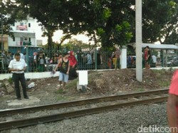 Menyeberang Lewat Pagar Bolong, Pria Tertabrak Kereta di Pasar Minggu
