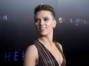 Scarlett Johansson Kaku Kayak Robot