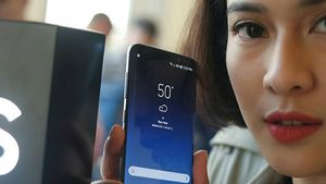 Dian Sastro Ikut Pegang-pegang Galaxy S8