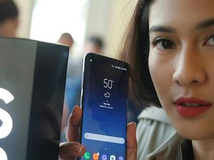 Dian Sastro Ikut Pegang-pegang Galaxy S8
