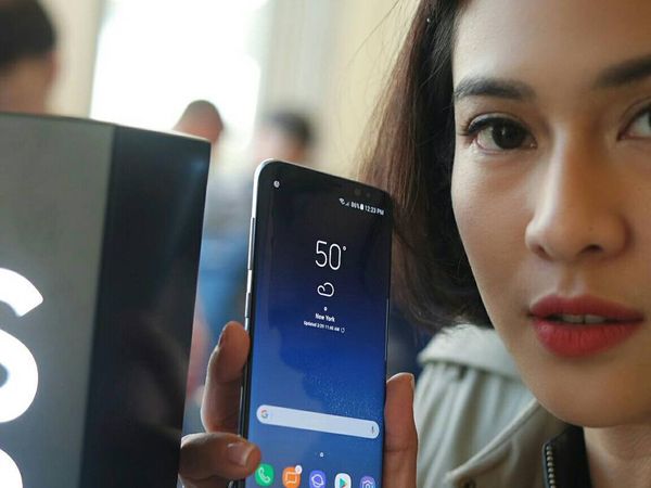 Dian Sastro Ikut Pegang-pegang Galaxy S8