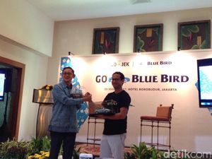 Momen Ketika Go-Jek dan Blue Bird Akur Momen Ketika Go-Jek dan Blue Bird Akur