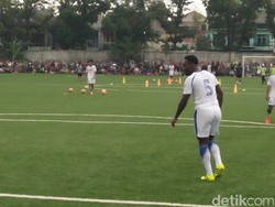 Video: Ratusan Mata Bobotoh Tatap Essien Latihan