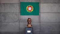 Patung kepala Ronaldo diletakkan tepat di bawah plakat nama baru bandara. Pool/Rafael Marchante/Reuters/detikFoto.