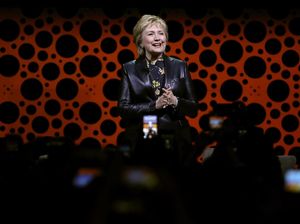 Pakai Jaket Kulit, Hillary Clinton Bikin Heboh Netizen Pakai Jaket Kulit, Hillary Clinton Bikin Heboh Netizen