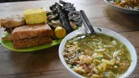 Uenak Tenan! Soto Kudus Campur dengan Paduan Sate