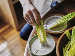 Hand Salad Gaya Sajian Salad yang Ramai Diperbincangkan Netizen