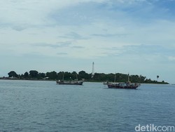 Desa di Tengah Laut Ini Sekarang Terang Benderang Setelah Dapat Listrik