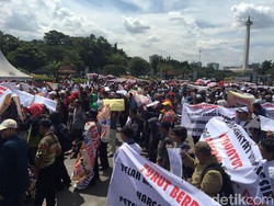 Ribuan Peternak Gelar Aksi di Depan Istana