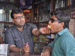 Uniknya Fire Paan, Camilan Berbahan Daun Sirih yang Disantap dengan Api!