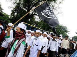 Massa 313 Gelar Salat Berjemaah di Dekat Patung Kuda