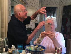 Bikin Baper, 10 Foto Ini Buktikan Cinta Sejati Itu Masih Ada