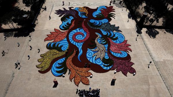 Indahnya Festival Bunga di Monumen Revolusi Meksiko
