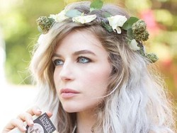 Hiasan Kepala Cantik Ini Terbuat dari Tanaman Terlarang