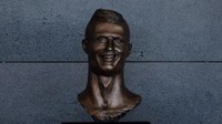 Tahun ini patung Cristiano Ronaldo juga bikin heboh. Patung di Aeroporto Cristiano Ronaldo di Portugal itu dianggap sama sekali tidak mirip dengan peraih Ballon dOr 2017 tersebut. (Foto: Octavio Passos/Getty Images)