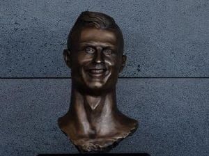 Purjito: Patung Ronaldo yang Diolok-olok Anatominya Tak Imbang Purjito: Patung Ronaldo yang Diolok-olok Anatominya Tak Imbang