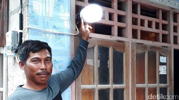 PLN Terangi Desa di Tengah Laut