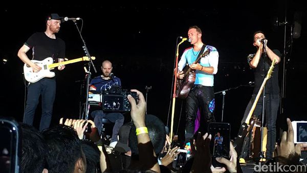 Melihat Keseruan Konser Coldplay di Singapura