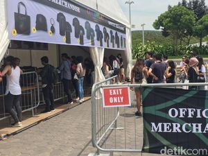 Merchandise Resmi Coldplay Diperjualbelikan di Singapura