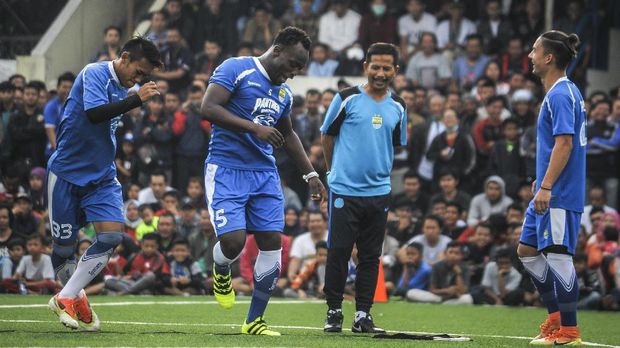 Djadjang Nurdjaman memilih mundur dari kursih pelatih Persib Bandung sebelum putaran pertama berakhir.