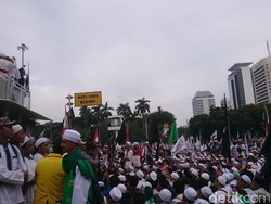 Massa Aksi 313 Bacakan 5 Tuntutan di Patung Kuda