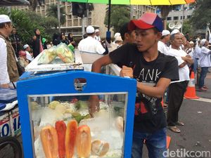 Dagang 3 Jam di Aksi Damai 313, Tukang Buah Ini Raup Rp 500 Ribu