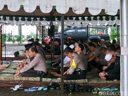 Diguyur Hujan, Petugas yang Kawal Aksi 313 Salat Jumat di Tenda