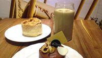 Menikmati Cake Karamel dan Quiche Smoked Beef di Kafe Mungil