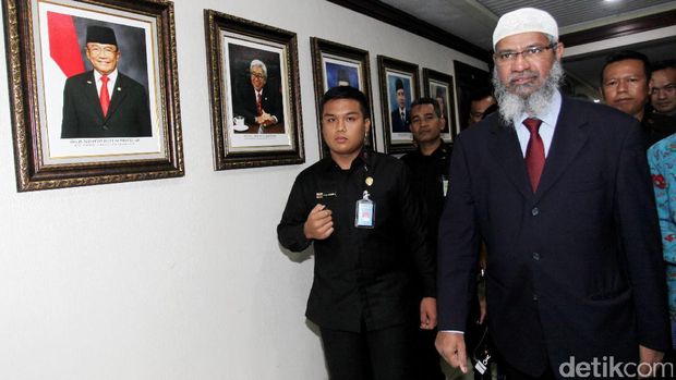 Ulama kondang asal India, Zakir Naik, pagi ini bertemu dengan Ketua MPR, Zulkifli Hasan. Pertemuan itu berlangsung di kantor Zulkifli Hasan, di DPR.